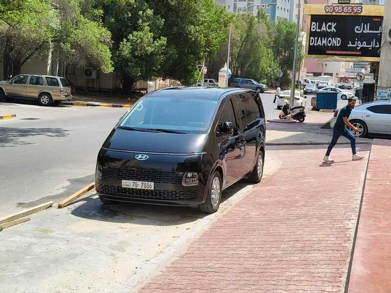 سيارة كبيرة توصيل المطار